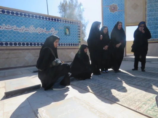 به مناسبت ایام الله دهه فجر برگزار شد: بازدید مسئولان و دانشجومعلمان پردیس از گلزار شهدا 2