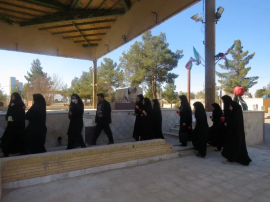 به مناسبت ایام الله دهه فجر برگزار شد: بازدید مسئولان و دانشجومعلمان پردیس از گلزار شهدا 3