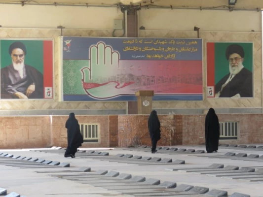 به مناسبت ایام الله دهه فجر برگزار شد: بازدید مسئولان و دانشجومعلمان پردیس از گلزار شهدا 4