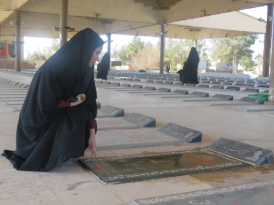 به مناسبت ایام الله دهه فجر برگزار شد: بازدید مسئولان و دانشجومعلمان پردیس از گلزار شهدا 5