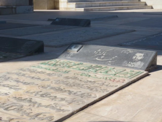 به مناسبت ایام الله دهه فجر برگزار شد: بازدید مسئولان و دانشجومعلمان پردیس از گلزار شهدا 6