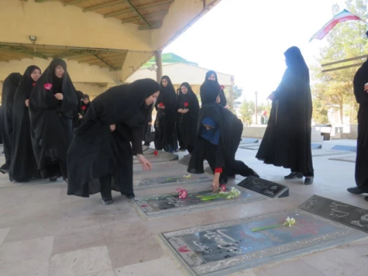 به مناسبت ایام الله دهه فجر برگزار شد: بازدید مسئولان و دانشجومعلمان پردیس از گلزار شهدا 8