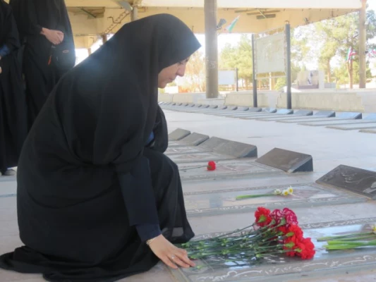 به مناسبت ایام الله دهه فجر برگزار شد: بازدید مسئولان و دانشجومعلمان پردیس از گلزار شهدا 9