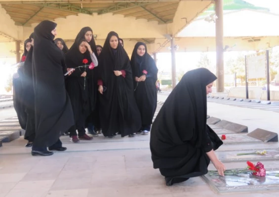 به مناسبت ایام الله دهه فجر برگزار شد: بازدید مسئولان و دانشجومعلمان پردیس از گلزار شهدا 10