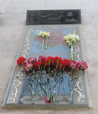 به مناسبت ایام الله دهه فجر برگزار شد: بازدید مسئولان و دانشجومعلمان پردیس از گلزار شهدا 11