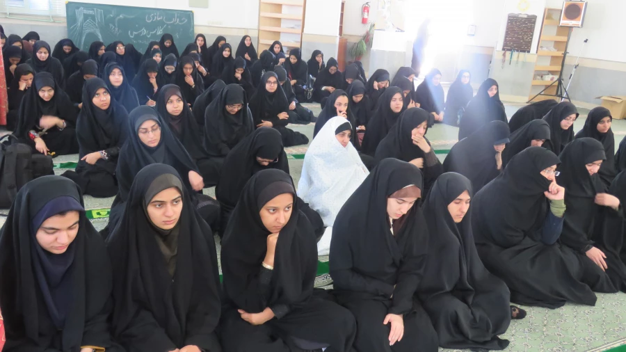 حضور آیت الله ناصری نماینده ولی فقیه و امام جمعه  محترم یزد در پردیس فاطمه الزهرا (س)
دانش آموزان را به صفا ، صمیمیت وعشق به خدا دعوت کنید : رسالت معلم همین است. 2حضور آیت الله ناصری نماینده ولی فقیه و امام جمعه  محترم یزد در پردیس فاطمه الزهرا (س)
دانش