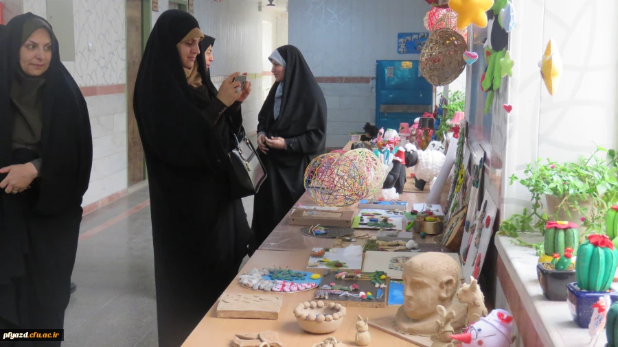 برپایی نمایشگاه کارهای دستی دانشجویان 13