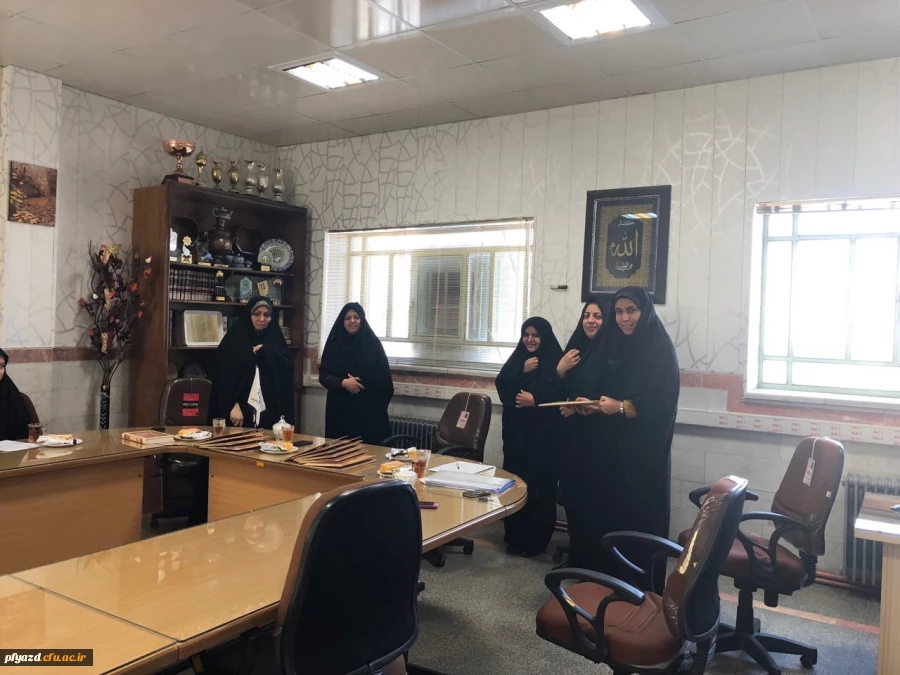 برگزاری جلسه با  حضور مسئولین پردیس و  دانشجویان شاهد وایثارگر وتجلیل از رتبه های علمی برتر
 10