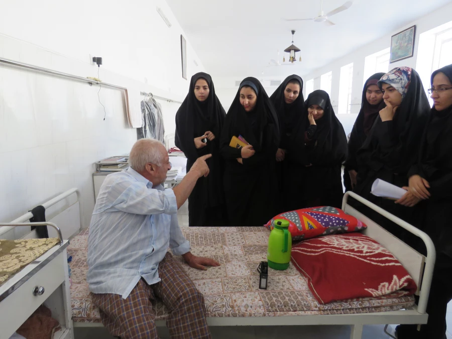 بازدید دانشجویان پردیس فاطمه الزهرا از خانه سالمندان 4