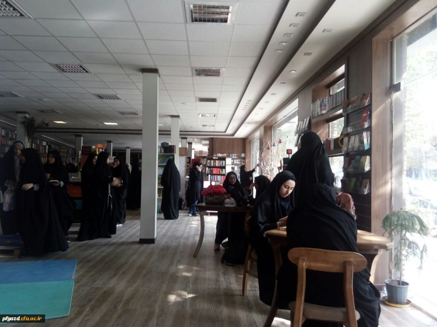 گزارش تصویری بازدید از کتابسرا و کافه کتاب ملک به مناسبت هفته کتاب و کتابخوانی 2