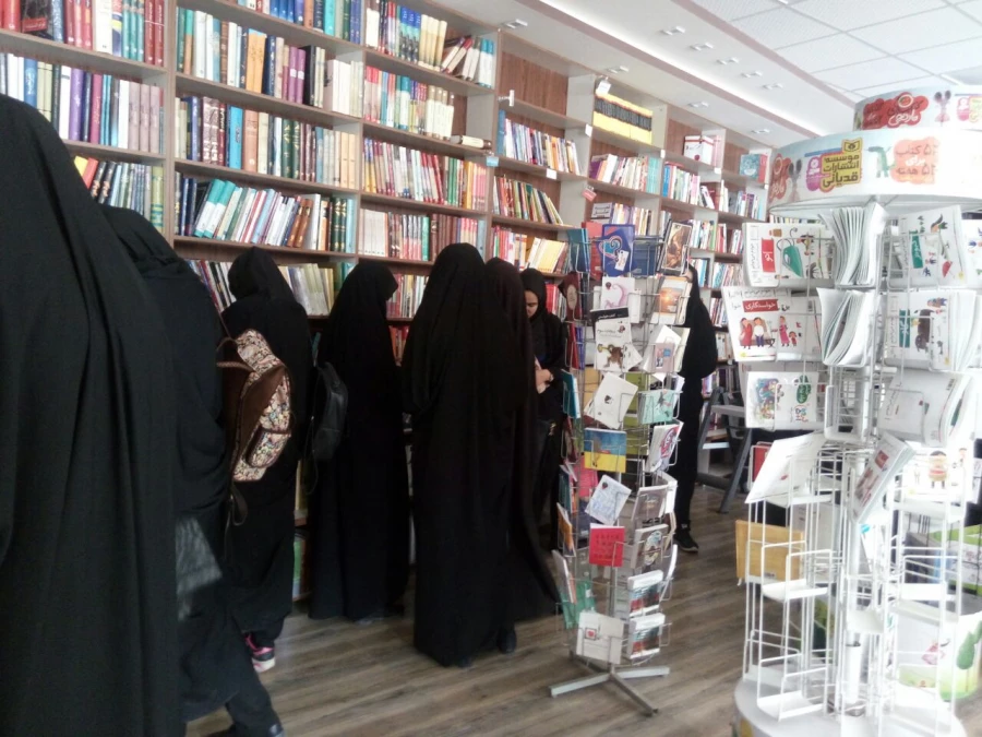 گزارش تصویری بازدید از کتابسرا و کافه کتاب ملک به مناسبت هفته کتاب و کتابخوانی 3