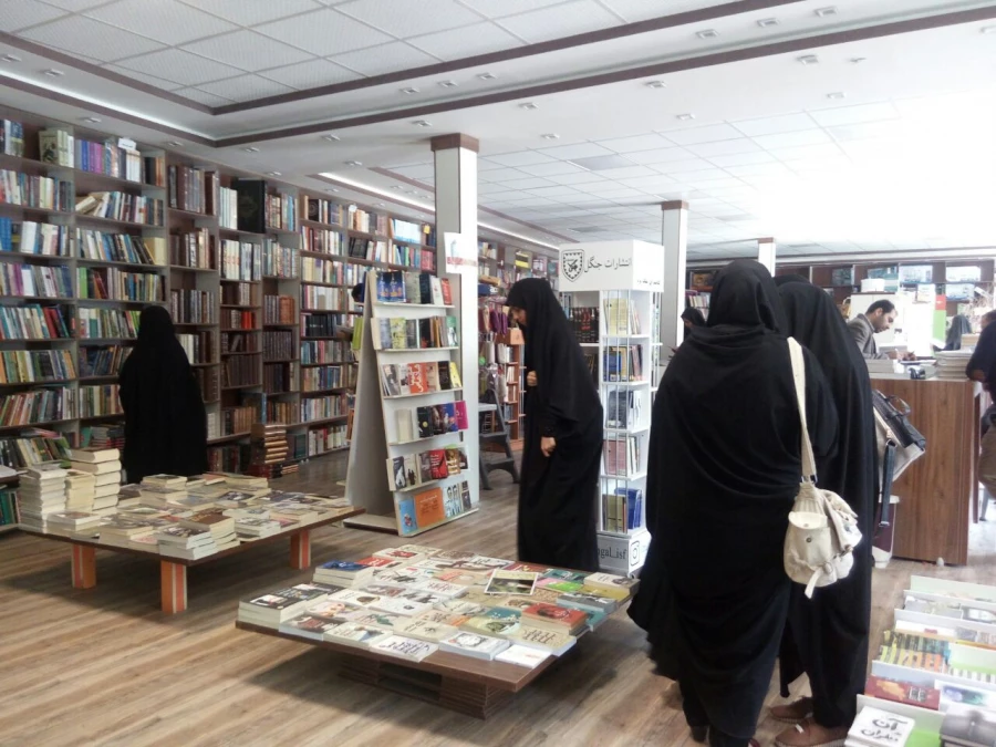 گزارش تصویری بازدید از کتابسرا و کافه کتاب ملک به مناسبت هفته کتاب و کتابخوانی 4