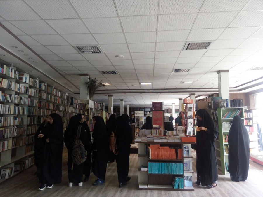 گزارش تصویری بازدید از کتابسرا و کافه کتاب ملک به مناسبت هفته کتاب و کتابخوانی 5