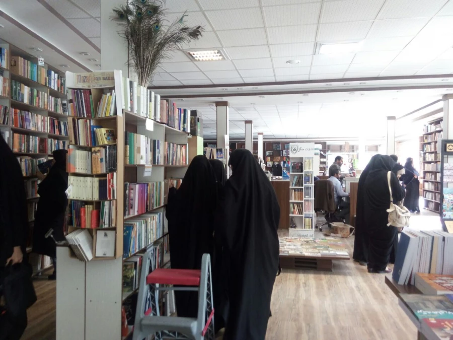 گزارش تصویری بازدید از کتابسرا و کافه کتاب ملک به مناسبت هفته کتاب و کتابخوانی 7