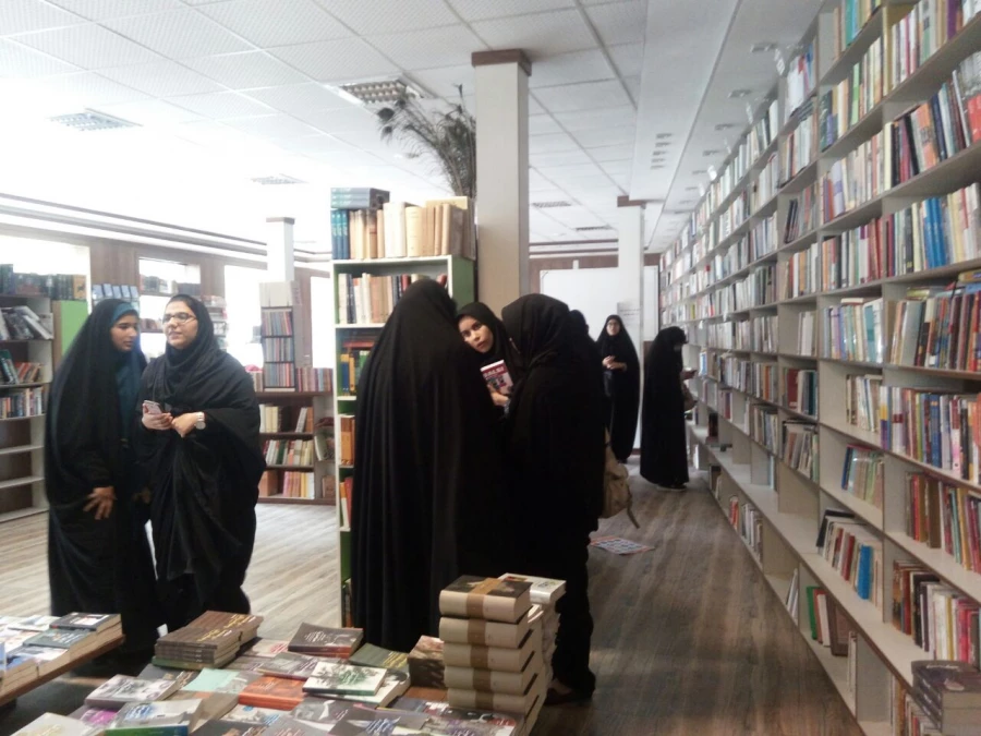 گزارش تصویری بازدید از کتابسرا و کافه کتاب ملک به مناسبت هفته کتاب و کتابخوانی 8