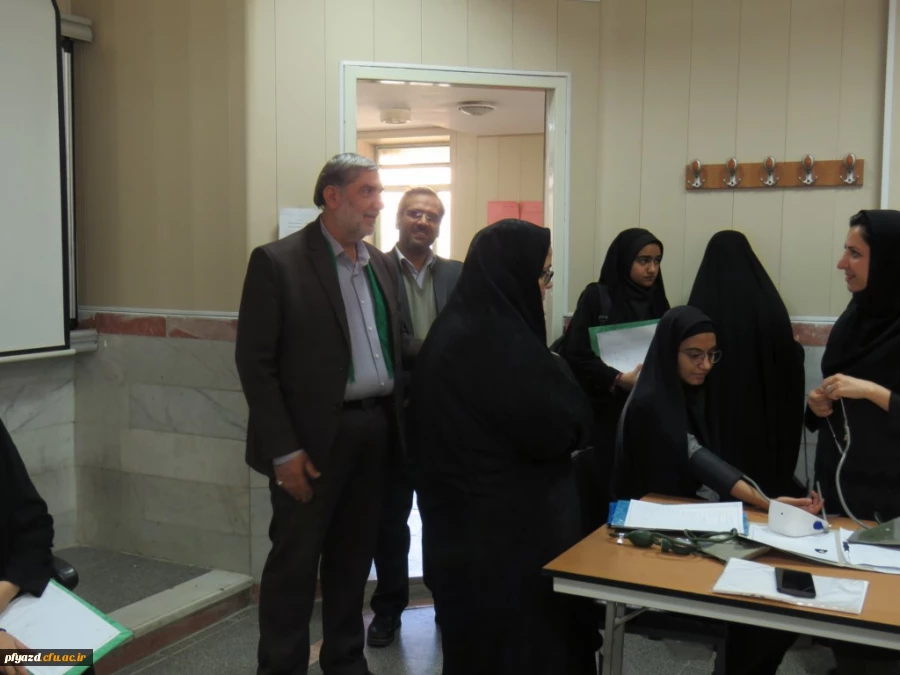 بازدید مدیر کل آموزش و پرورش استان و تعدادی از روند اجرایی این مصاحبه 2