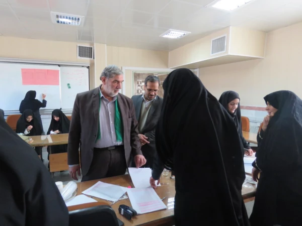 بازدید مدیر کل آموزش و پرورش استان و تعدادی از روند اجرایی این مصاحبه 7
