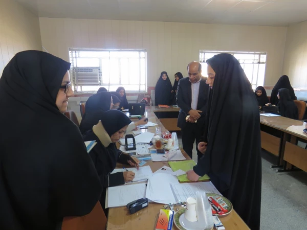 بازدید مدیر کل آموزش و پرورش استان و تعدادی از روند اجرایی این مصاحبه 9