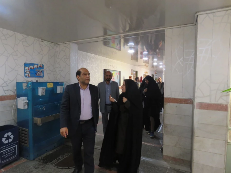 بازدید مدیر کل آموزش و پرورش استان و تعدادی از روند اجرایی این مصاحبه 10