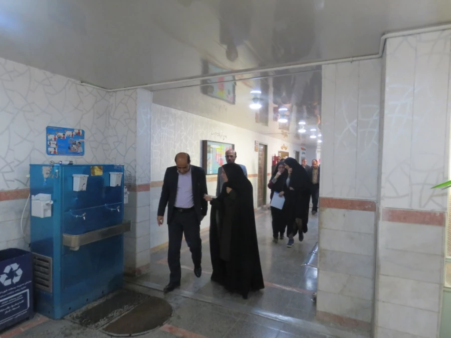 بازدید مدیر کل آموزش و پرورش استان و تعدادی از روند اجرایی این مصاحبه 11