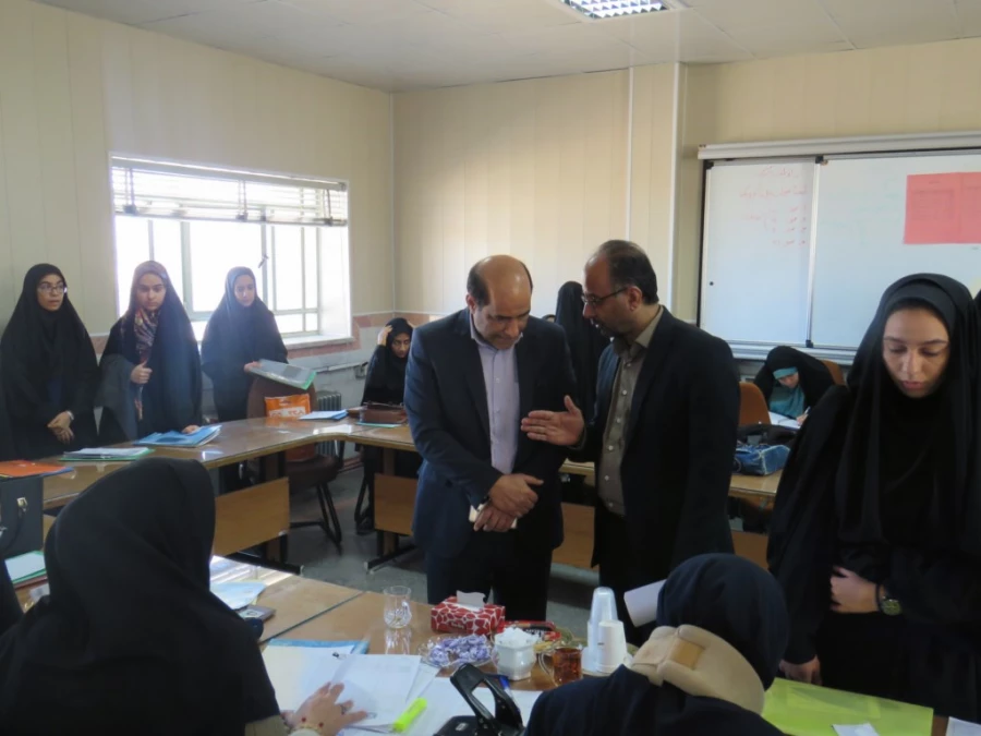 بازدید مدیر کل آموزش و پرورش استان و تعدادی از روند اجرایی این مصاحبه 12