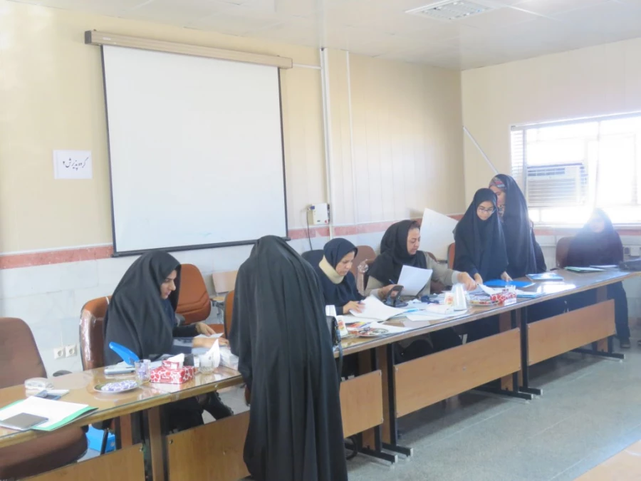 بازدید مدیر کل آموزش و پرورش استان و تعدادی از روند اجرایی این مصاحبه 13