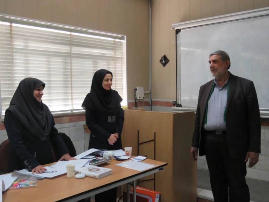 بازدید مدیر کل آموزش و پرورش استان و تعدادی از روند اجرایی این مصاحبه 17