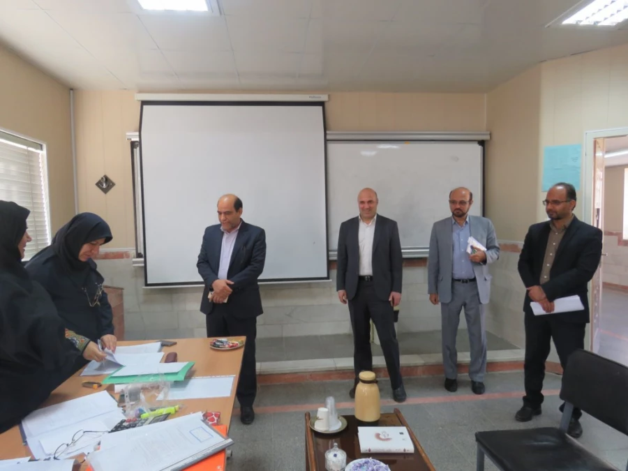 بازدید مدیر کل آموزش و پرورش استان و تعدادی از روند اجرایی این مصاحبه 19