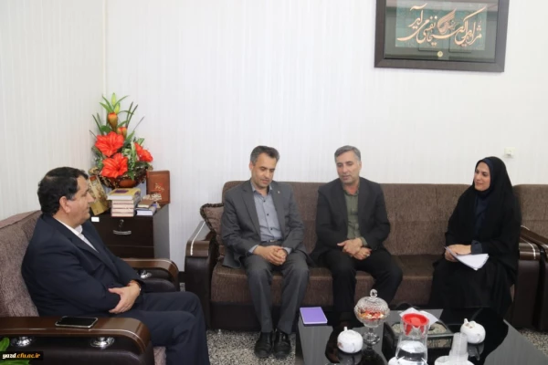 در دیدار مسئولین دانشگاه فرهنگیان استان با معاون سیاسی امنیتی استانداری یزد مطرح شد:
اعلام حمایت معاون سیاسی امنیتی استانداری یزد از رسالت های دانشگاه فرهنگیان
 3