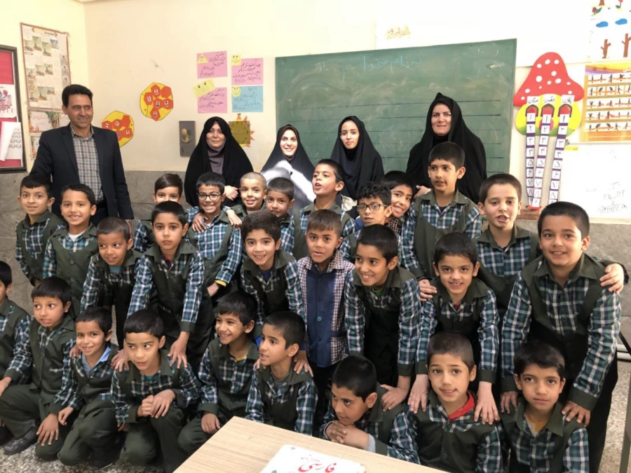 تقدیر و تجلیل از دانش آموخته برتر پردیس فاطمه الزهرا (س) در هفته آموزش 7