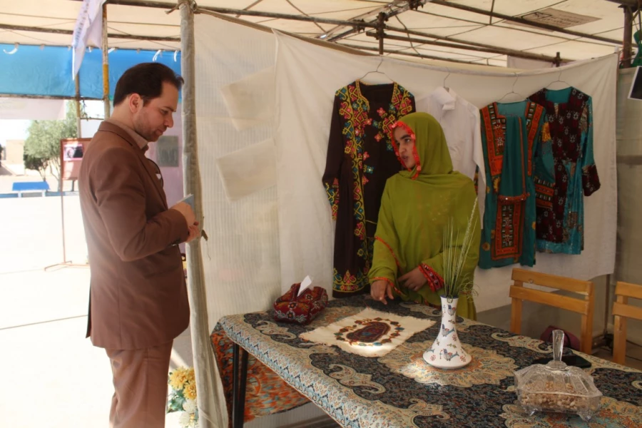 بازدید جناب آقای میرمعینی مدیر کل فرهنگی سازمان مرکزی از بازارچه دانشجویی 4