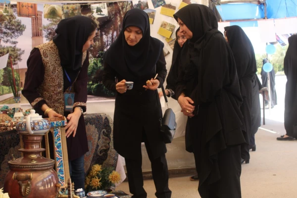 بازدید جناب آقای میرمعینی مدیر کل فرهنگی سازمان مرکزی از بازارچه دانشجویی 6