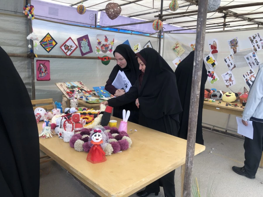 بازدید دکتر کاوه مدیر کل امور اجتماعی سازمان مرکزی از بازارچه دانشجویی 4