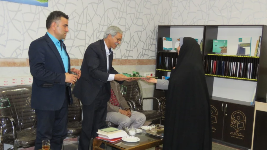 تقدیر و تجلیل از اساتید گرامی در هفته آموزش و گرامیداشت مقام معلم 4