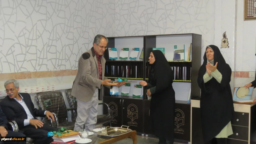 تقدیر و تجلیل از اساتید گرامی در هفته آموزش و گرامیداشت مقام معلم 5