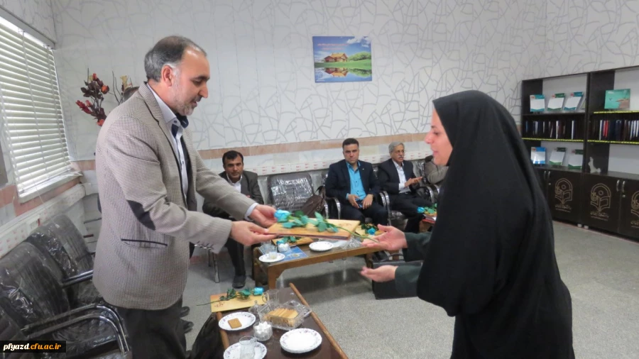 تقدیر و تجلیل از اساتید گرامی در هفته آموزش و گرامیداشت مقام معلم 7