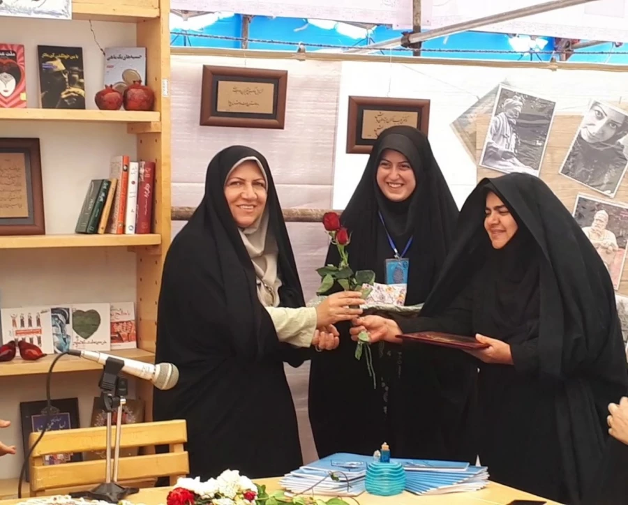 سومین کافه کتاب دانشجویی تحت عنوان "توتوچان دخترکی آن سوی پنجره" برگزارشد 3