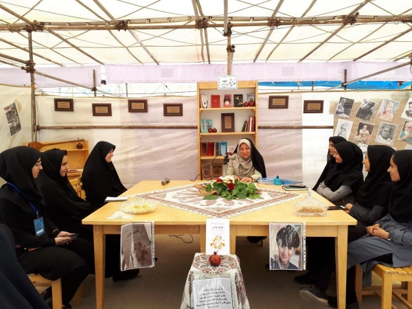 سومین کافه کتاب دانشجویی تحت عنوان "توتوچان دخترکی آن سوی پنجره" برگزارشد 4