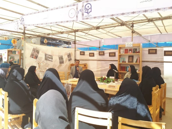 سومین کافه کتاب دانشجویی تحت عنوان "توتوچان دخترکی آن سوی پنجره" برگزارشد 6