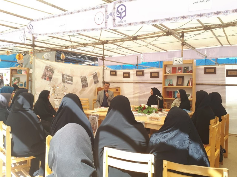 سومین کافه کتاب دانشجویی تحت عنوان "توتوچان دخترکی آن سوی پنجره" برگزارشد 6