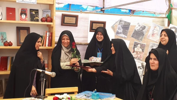 سومین کافه کتاب دانشجویی تحت عنوان "توتوچان دخترکی آن سوی پنجره" برگزارشد 7