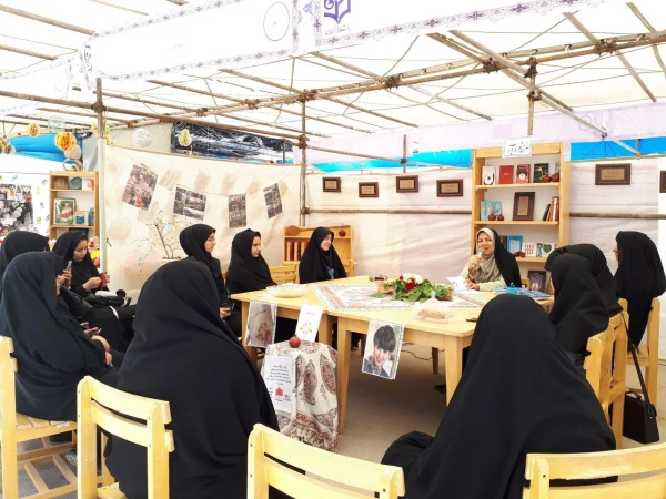 سومین کافه کتاب دانشجویی تحت عنوان "توتوچان دخترکی آن سوی پنجره" برگزارشد 8