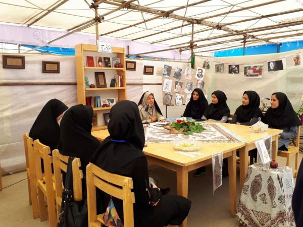 سومین کافه کتاب دانشجویی تحت عنوان "توتوچان دخترکی آن سوی پنجره" برگزارشد 10