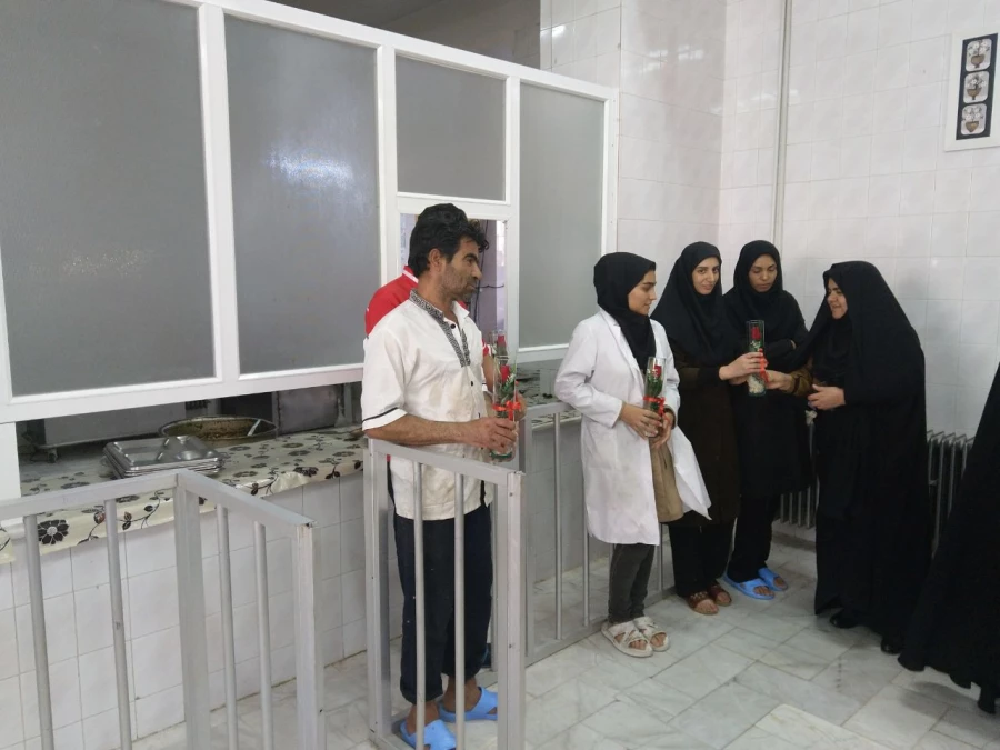 از پرسنل سلف سرویس مرکزی و فعالان خوابگاههای دانشجویی دانشگاه تقدیر شد. 6