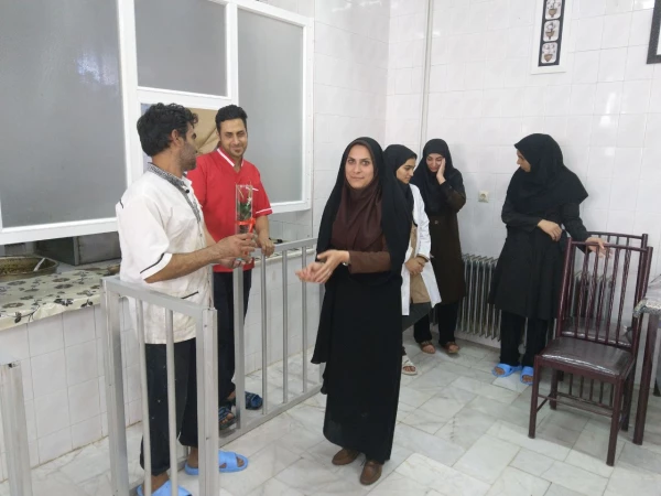 از پرسنل سلف سرویس مرکزی و فعالان خوابگاههای دانشجویی دانشگاه تقدیر شد. 7