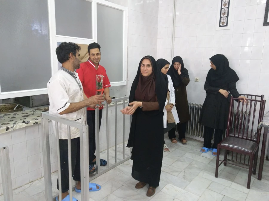 از پرسنل سلف سرویس مرکزی و فعالان خوابگاههای دانشجویی دانشگاه تقدیر شد. 7