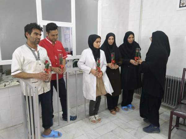 از پرسنل سلف سرویس مرکزی و فعالان خوابگاههای دانشجویی دانشگاه تقدیر شد. 8