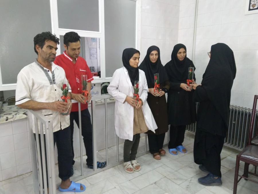 از پرسنل سلف سرویس مرکزی و فعالان خوابگاههای دانشجویی دانشگاه تقدیر شد. 8