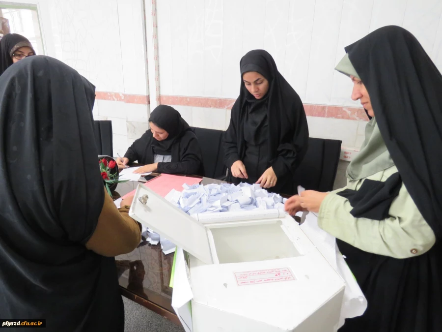 انتخابات شورای صنفی با حضور فعال و مشارکت دانشجومعلمان پردیس برگزار شد 8