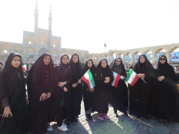 گزارش تصویری حضور دانشجو معلمان پردیس فاطمه الزهرا (س) یزد در مراسم استقبال از ریاست جمهوری 2